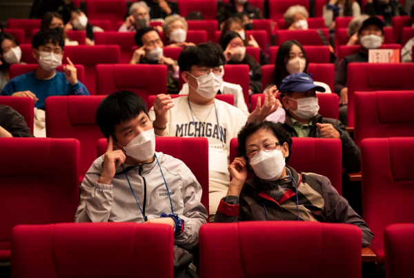 ‘노소동행행사’에서 지역어르신과 학생들이 짝을 이뤄 음악에 맞춰 율동을 하고 있다