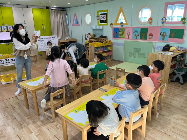 13일 대흥동 소재 어린이집에서 진행한 폐건전지 분리배출 어린이 교육 모습