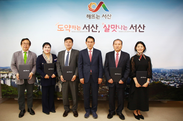 서산문화재단, 새 임원 임명장 수여 / 왼쪽부터 서산시문화재단 이사 허권, 이사 최정선, 대표이사 임진번, 이완섭 서산시장, 이사 송낙인, 이사 박숙자