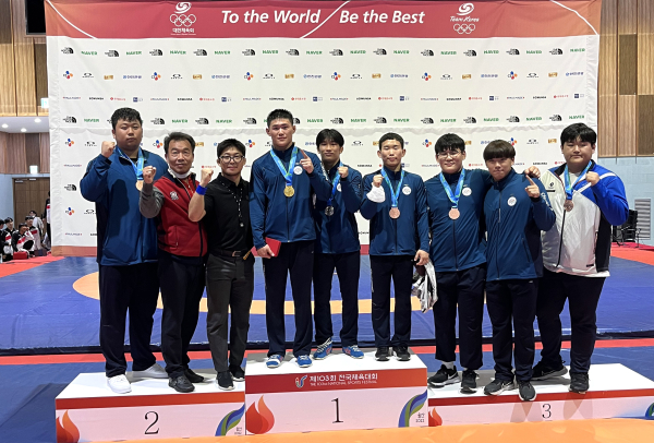 대회 직후 수상자들과 대학 관계자들이 기념촬영을 하고 있다.(왼쪽부터 이정호 선수, 스포츠과학부 한재덕 학부장, 레슬링팀 박종길 코치, 양성철, 김찬호, 이효빈, 송찬, 김경원, 이제우 선수)