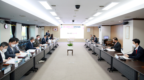 13일 열린 정책간담회 장면