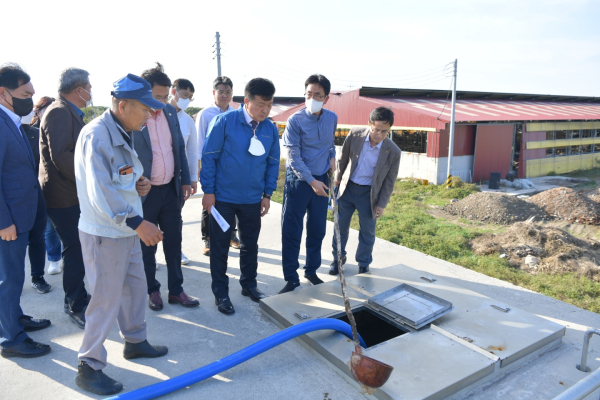 최재구 예산군수 가축분뇨 공동자원화센터 현장 점검 모습