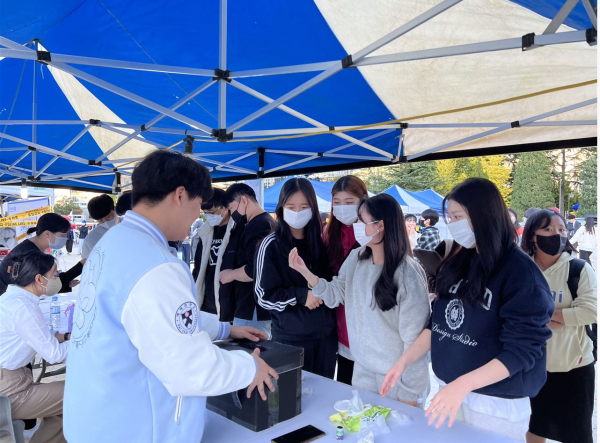 지난 13일 열린 대동제에서 홍보대사들은 재학생을 대상으로 뿅뿅 아띠오락실 이벤트를 진행했다