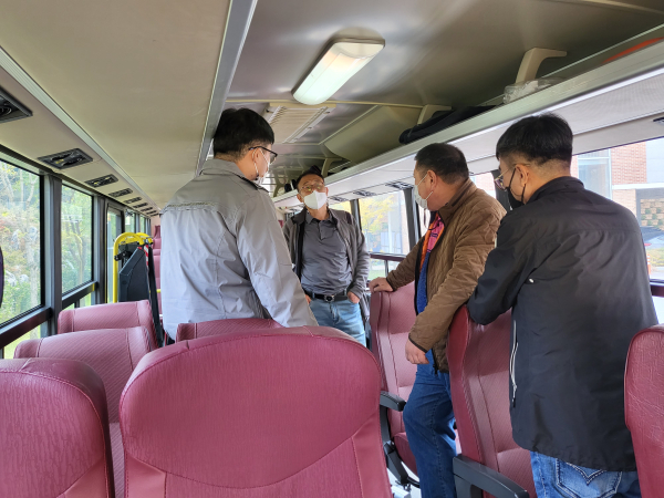 세종시교육청 점검반이 통학차량 안전점검을 실시하고 있다.