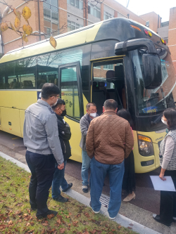 세종시교육청 점검반이 통학차량 안전점검을 실시하고 있다.