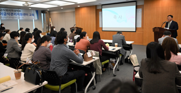 (사)한국급식외식위생학회 추계 학술대회 현장 사진 * 축사하는 한국농수산식품유통공사 김춘진 사장