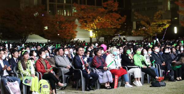 구민들과 구민화합 축하 한마당 공연을 관람 중인 박희조 동구청장과 박영순 동구의회 의장