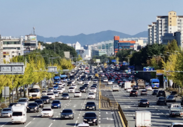 대전경찰청은 16일 대전시, 도로교통공단과 함께 지난 6월부터 9월까지 4개월간 대전권 상습정체 지점 10개소를 선정해 신호체계를 조정했다고 밝혔다. 사진은 11일 장대네거리