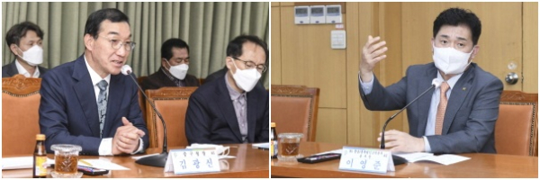 17일 중구청 중회의실에서 진행한 (주)KT와 공동연구 협약식 전 간담회 모습,( 왼쪽부터 김광신 중구청장, KT 충남·충북법인고객본부 이영준 본부장)