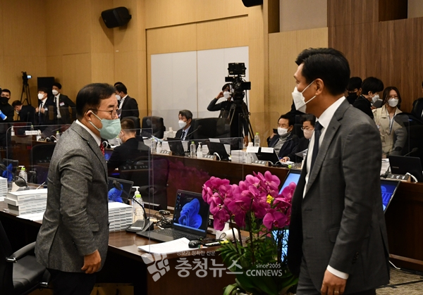 18일 오전 국회 과방위 국정감사에서 국민의힘 박성중 의원(왼쪽)과 더불어민주당 조승래 의원(오른쪽)간 고성이 오갔다.