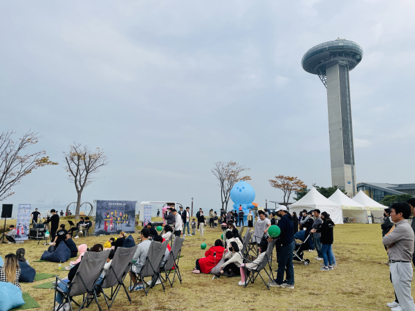 경기도 안산 시화나래 조력공원에서 진행된 이번 행사에는 주말을 맞아 약 3만명의 시민들이 방문하여, 문화예술을 통해 일상 속 소중한 자원인 ‘물’의 소중함을 느낄 수 있는 다양한 프로그램에 참여하며 큰 호응을 얻었다.