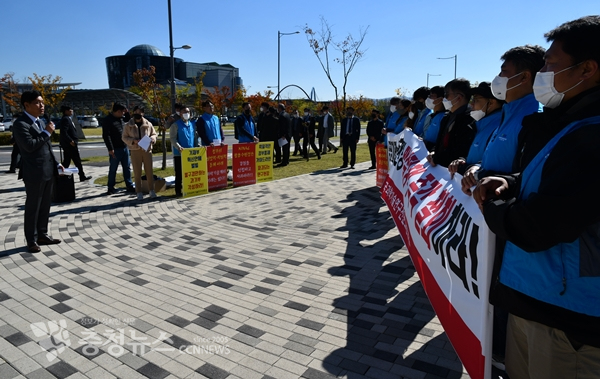 전국과학기술연구전문노동조합 집회 현장에서 발언하는 조승래 의원(오른쪽).