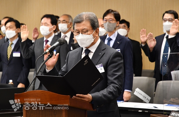 국가과학기술연구회 김복철 이사장이 감사에 앞서 선서하고 있다.