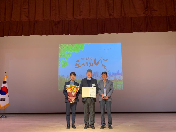 18일 유성구가 ‘2022년 대한민국 도시대상’을 수상한 가운데, 문창용 부구청장(가운데)이 기념촬영을 하고 있다.