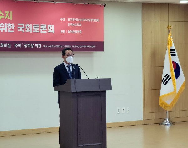 농어촌공사 이병호 사장은 19일 국회의원회관에서 열린 극한홍수대응 농업용저수지 안전성 강화방안 마련 국회토론회에서 "관계기관과 긴밀한 협조를 통해 노후저수지의 예방적 보수보강을 속도감 있게 추진할 수 있도록 노력하겠다"고 말했다.