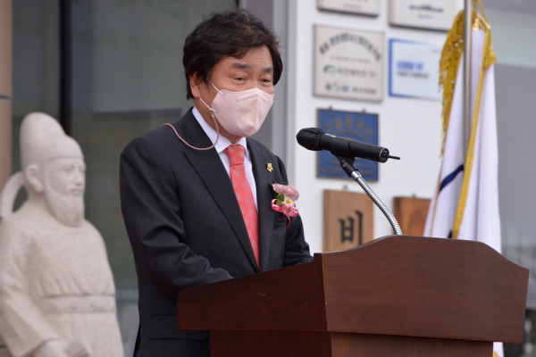 인사하는 윤통섭 비전세미콘 대표