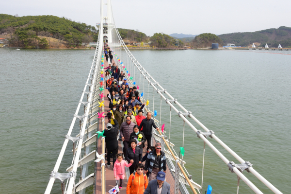 예당호 출렁다리를 건너는 방문객들