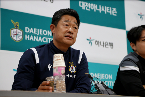 미디어데이 진행 중인 이민성 감독