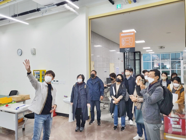 한국교원대 교육정책전문대학원 교수 및 원생들의 질의응답과 융복합실습실(Learning Factory) 등 대학 시설 투어 진행