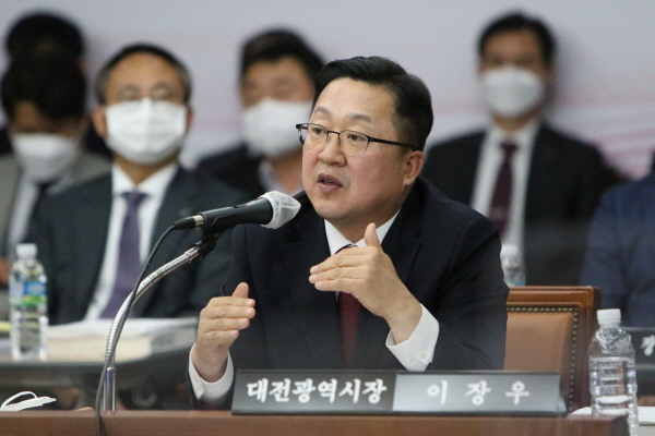 이장우 대전시장이 20일 국회 행정안전위원회의 대전시 국정감사에서 답변하고 있다.