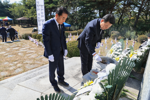 자유수호 희생자 합동위령제 (앞부터 김덕주 시의장 오성환당진시장 헌화 모습)