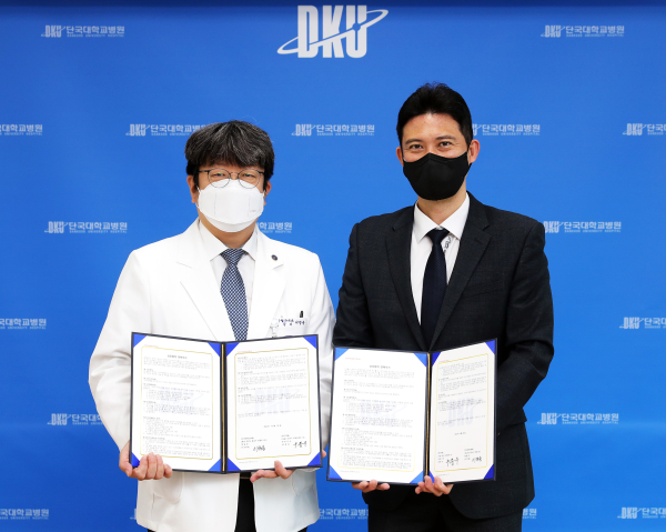 단국대병원(이명용 병원장)-한미약품(조성룡 총괄본부장) MOU 체결 모습