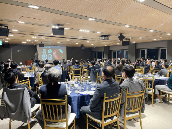 행사의 연수강좌에서 순천향대천안병원 신경외과 오혁진 교수가 ‘뇌내시경’의 최신지견을 발표하고 있다