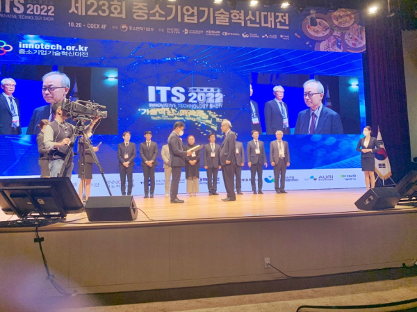 산업경영공학과 이동형 교수 수상 모습