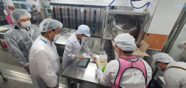 21일, 최교진 교육감이 아름중학교 제2캠퍼스를 급식실을 방문하여 안전점검을 하고 있다.