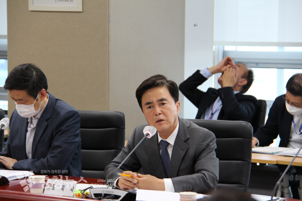 김태흠 충남지사는 21일 도청 중회의실에서 실국원장회의를 열고 모두발언을 하고 있다.