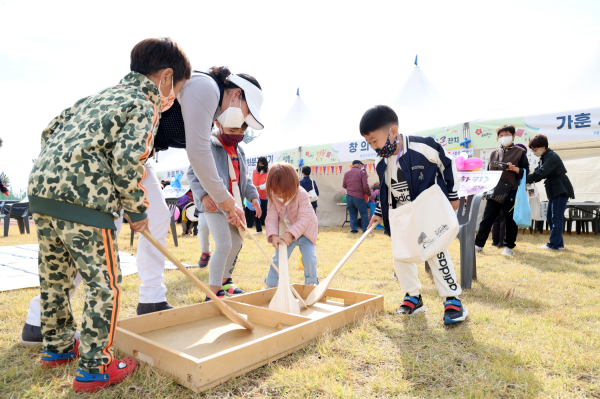지난 21일 태안군 청소년수련관 야외무대에서 펼쳐진 ‘태안군 평생학습 우리들 큰잔치’ 모습.