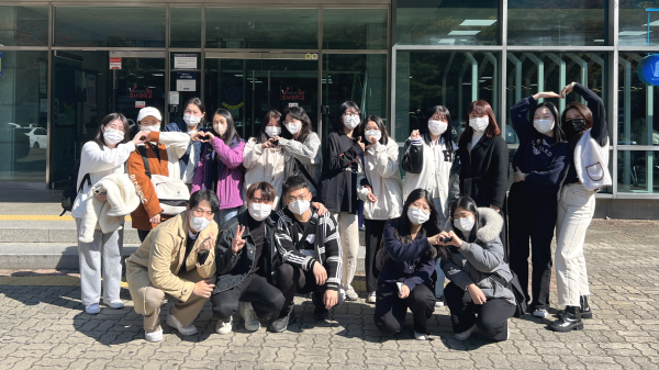 We-Do 프로젝트 참여자들이 포부를 밝히며 밝게 웃고 있다.