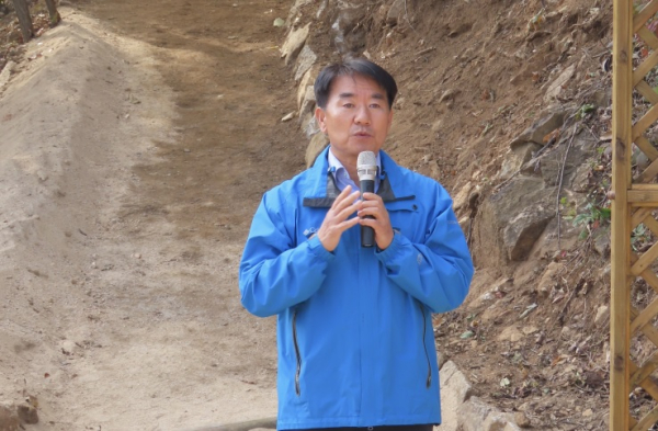 김종연 국립산림치유원장이 25일 산림치유원 맨발치유숲길에서 열린 조성기념식에서 맨발 걷기 행사에 앞서 인사말을 하고 있다.