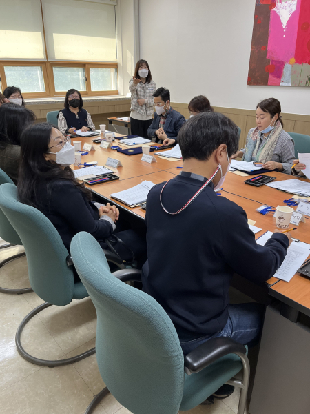 24일 교육장 접견실에서 학원자율정화위원들에게 위촉장을 수여하고 협의회 개최