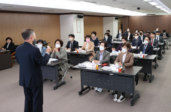 전문강사 초빙해 부패방지 관련 법령, 4대폭력 예방 등 교육 실시 모습