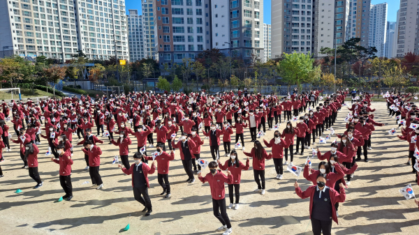 25일, 교내에서 두루중 학생들이 독도의 날 기념행사에 참여하고 있다.
