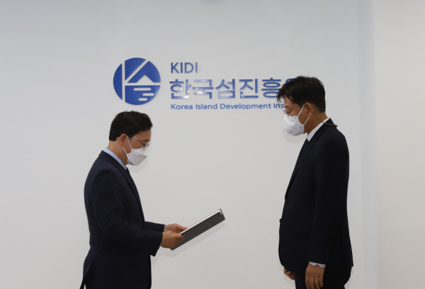 임명장을 받는 전만권 부원장(우)