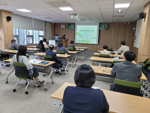 농식품 유통분야 공무원을 대상으로 역량강화 교육 진행 모습