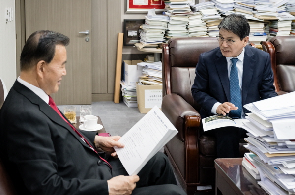 김돈곤 청양군수 내년도 국비 확보 잰걸음-홍문표 의원 면담