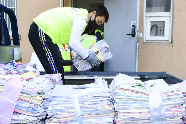 중구시니어클럽에서 폐현수막 마대를 제작 중인 어르신 모습