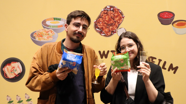 한국의 유자 칵테일과 막걸리를 맛보는 독일 현지인