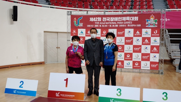 제42회 전국장애인체육대회에서 금메달을 획득한 문성금 선수(왼쪽 첫 번째)가 기념사진을 찍고 있다