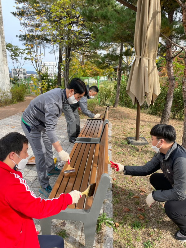 공공협업네트워크 노·사 구성원들이 26일 대전 중구 서대전공원과 사회복지시설 루시모자원 일원에서 환경개선 활동을 실시하고 있다.