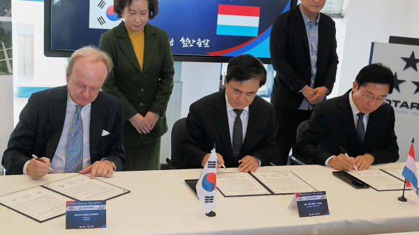 박경귀 시장이 투자협약 양해각서에 서명하고 있다. (왼쪽부터) 존 클라우드 쉬미츠 회장, 김태흠 도지사, 박 시장