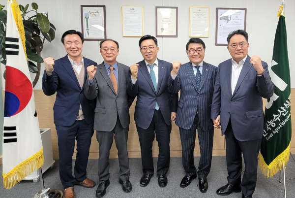 간담회 사진  * 한국농수산식품유통공사 김춘진 사장(좌측 3번째), 해태USA 정정우 대표(좌측 2번째), NH농협무역 지준섭 대표(우측 1번째), 미서부한세계화협회 임종택 회장(우측 2번째)