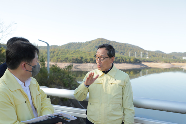 이병호 사장은 27일 나주호에 방문해 용수확보 현황을 점검하고 안정적인 농업용수 확보에 총력을 기울여 줄 것을 당부했다