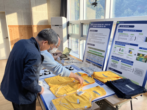 최재성 한국산림복지진흥원 부원장이 26일 충남 예산군 국립예산치유의숲에서 특수 조끼와 스마트워치 등 산림헬스케어 웨어러블 장비를 보고 있다.