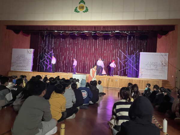 27일 태평초등학교 강당에서 열린 ‘학교로 찾아가는 소극장 체험’ 운영 모습