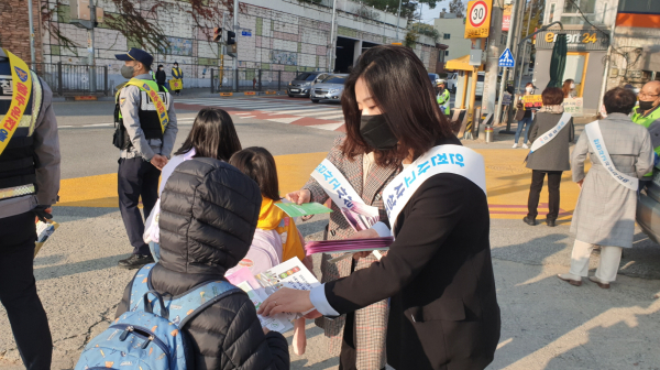 신광초에서 안전사고 사상자 감축 민관 합동 캠페인 진행 모습