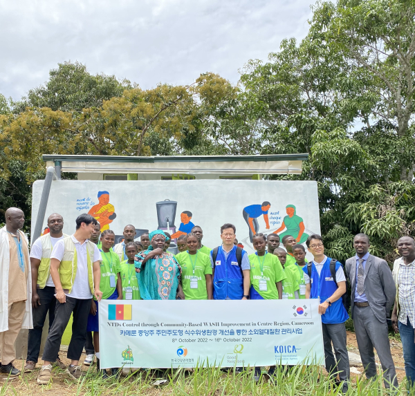 카메룬 현지 초등학교 4개교의 식수 위생시설 점검 및 인식개선 위한 교육 실시 단체사진